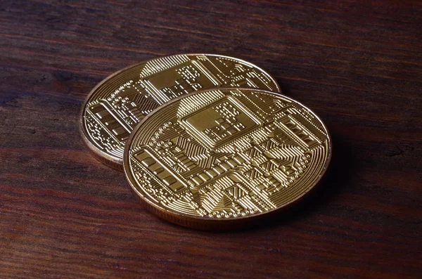 つの新しい黄金物理 Bitcoins 暗い木製の背景上にあるクローズ アップ 高解像度写真 Cryptocurrency マイニングの概念 — ストック写真