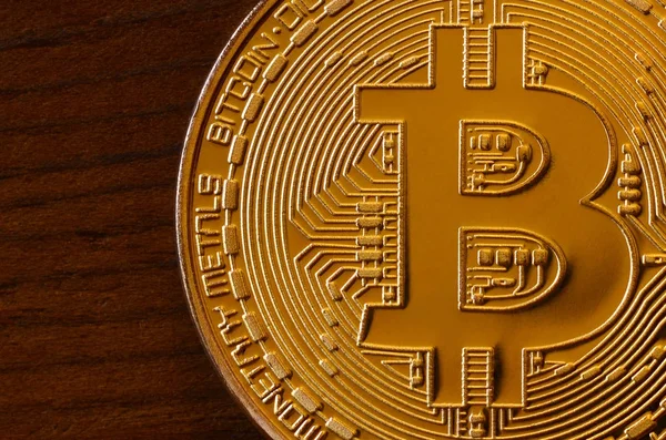 Novo Bitcoin Físico Dourado Mentiras Sobre Backgound Madeira Escura Close — Fotografia de Stock
