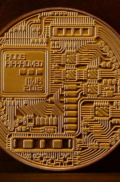 つ新しい黄金物理 Bitcoin 暗い木製のバック グラウンドである クローズ アップ 高解像度写真 Cryptocurrency マイニングの概念 — ストック写真