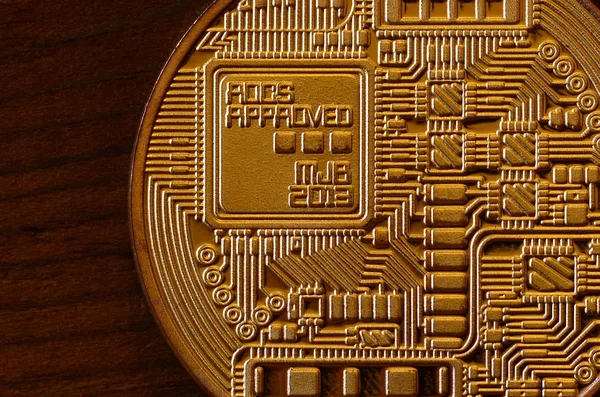 つ新しい黄金物理 Bitcoin 暗い木製のバック グラウンドである クローズ アップ 高解像度写真 Cryptocurrency マイニングの概念 — ストック写真