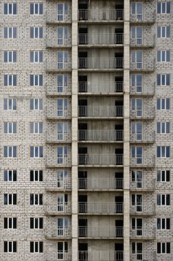Bir Rus whitestone konut ev birçok pencere ve balkon yapım aşamasında olan duvar inşa dokulu deseni