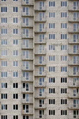 Bir Rus whitestone konut ev birçok pencere ve balkon yapım aşamasında olan duvar inşa dokulu deseni