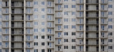 Bir Rus whitestone konut ev birçok pencere ve balkon yapım aşamasında olan duvar inşa dokulu deseni