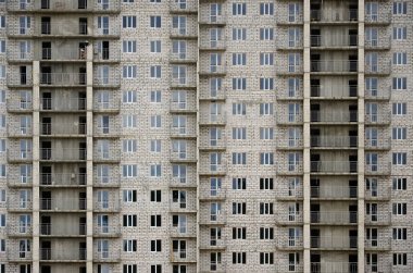 Bir Rus whitestone konut ev birçok pencere ve balkon yapım aşamasında olan duvar inşa dokulu deseni