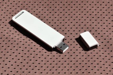 Modern bir taşınabilir Usb kablosuz adaptör polyester naylon elyaf yapılmış kahverengi spor giyim yerleştirilir