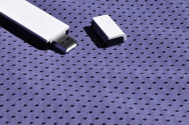 Modern bir taşınabilir Usb kablosuz adaptör polyester naylon elyaf yapılmış menekşe spor giyim yerleştirilir