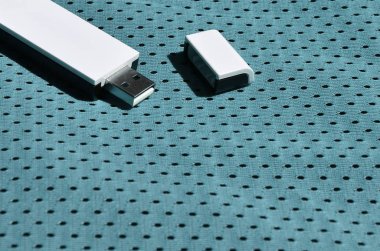 Modern bir taşınabilir Usb kablosuz adaptör polyester naylon elyaf yapılmış mavi spor giyim yerleştirilir