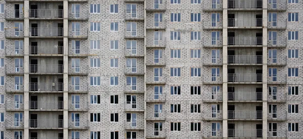 Bir Rus Whitestone Konut Birçok Pencere Balkon Yapım Aşamasında Olan — Stok fotoğraf