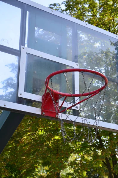 Açık Basketbol Panyası Ile Açık Mavi Gökyüzü — Stok fotoğraf