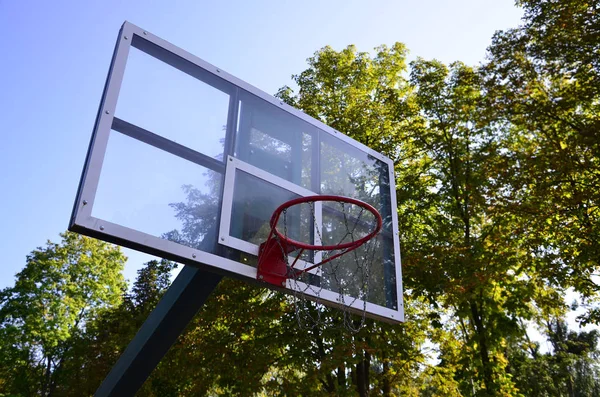 Venkovní Basketbalové Opěradlo Jasné Modré Oblohy — Stock fotografie