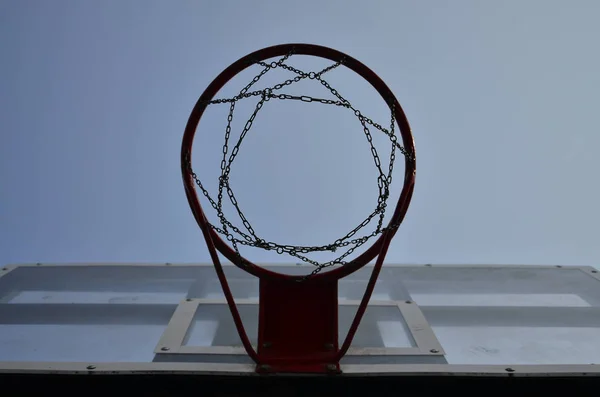 Outdoor Basketball Backboard Mit Klarem Blauen Himmel — Stockfoto