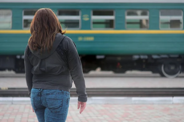 Uma Jovem Ruiva Está Plataforma Ferroviária Observando Trem Que Parte — Fotografia de Stock