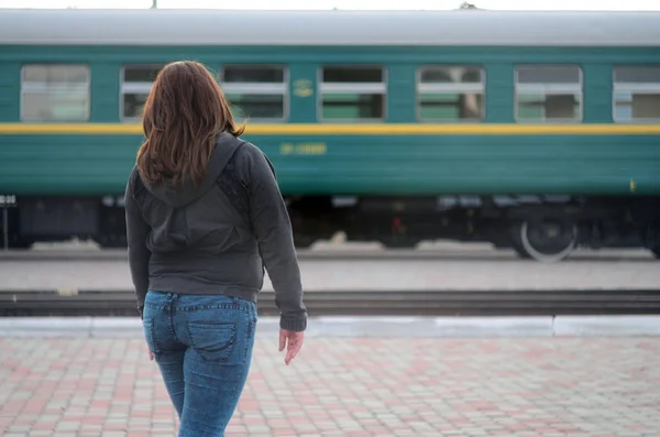 Uma Jovem Ruiva Está Plataforma Ferroviária Observando Trem Que Parte — Fotografia de Stock