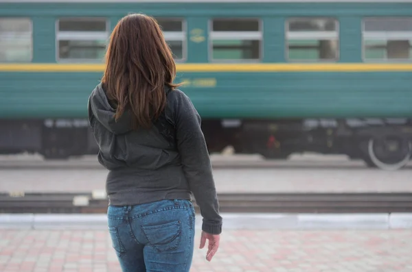 Uma Jovem Ruiva Está Plataforma Ferroviária Observando Trem Que Parte — Fotografia de Stock