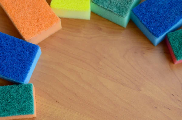 Några Kök Tvättsvamp Ligg Trä Kök Bänkskiva Färgglada Föremål För — Stockfoto