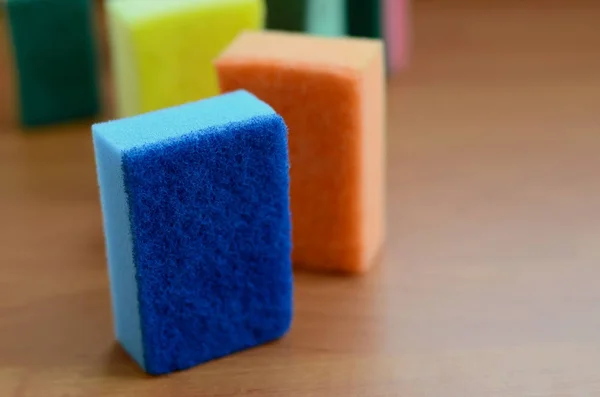 Algunas Esponjas Cocina Encuentran Una Encimera Cocina Madera Objetos Coloridos — Foto de Stock