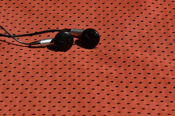 Auriculares Negros Encuentran Ropa Deportiva Roja Fibra Nylon Poliéster Concepto —  Fotos de Stock