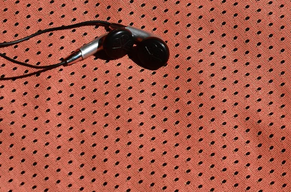 Auriculares Negros Encuentran Ropa Deportiva Roja Fibra Nylon Poliéster Concepto —  Fotos de Stock