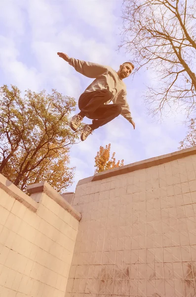 남자가 콘크리트 Parapets 공간을 점프를 수행합니다 Parkour 조건에서 청소년 스포츠 — 스톡 사진