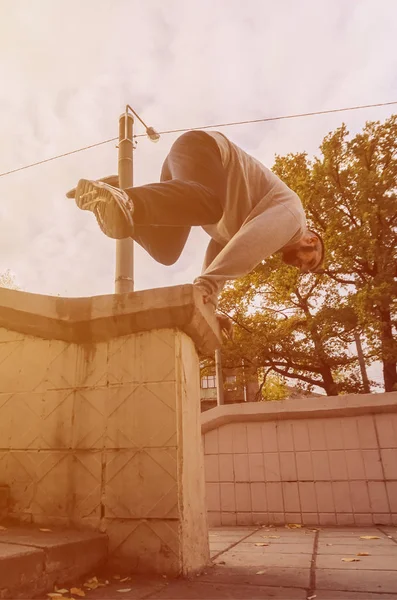 Mladý Muž Provádí Skok Přes Betonové Zábradlí Atlet Praktiky Parkour — Stock fotografie