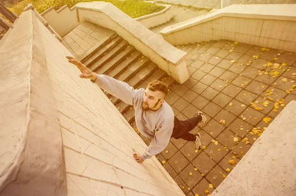 Young Guy Overcomes Obstacles Climbing Concrete Walls Athlete Practices Parkour — Stock Photo, Image