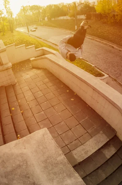 Genç Bir Adam Bir Yan Flip Sonbahar Parkta Gerçekleştirir Sokak — Stok fotoğraf