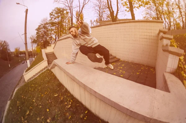 Jeune Homme Fait Saut Travers Parapet Béton Athlète Pratique Parkour — Photo