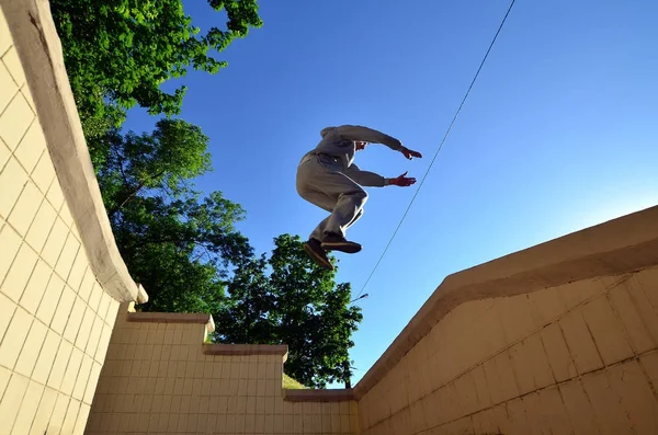 Young Guy Performs Jump Space Concrete Parapets Athlete Practices Parkour — Stock Photo, Image