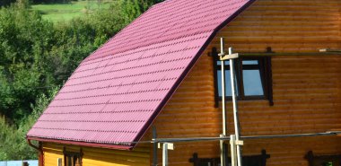 Bir çatı katı metal levhalar, eski bir kiremit gibi şeklinde yapılmış olan ev