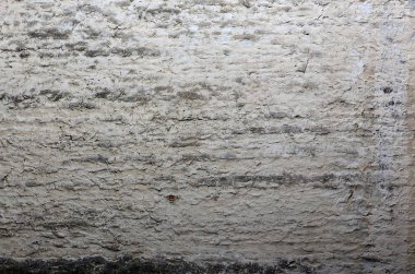 Eski taş duvar dokusu dikkatsizce çimento harcı ile tedavi