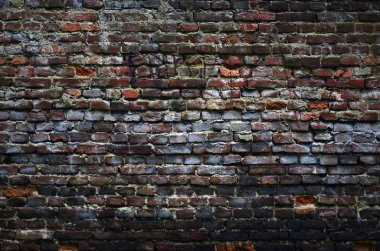 Kemiksiz tuğla ve çimento harcı ile çok eski hasarlı kırmızı tuğla duvar