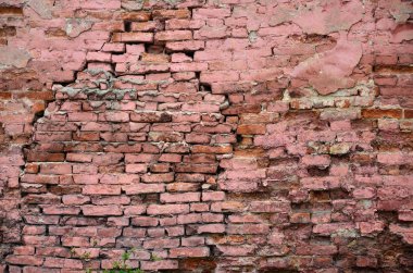 Kemiksiz tuğla ve çimento harcı ile çok eski hasarlı kırmızı tuğla duvar