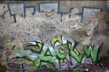 Renkli grafiti çizimler tarafından şımarık kemiksiz sıva ile eski bir beton duvar
