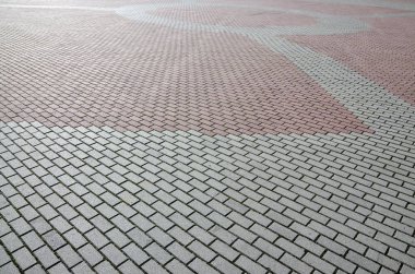 Gün ışığında bir kalite kaldırım taşı ile kaplı geniş bir alana