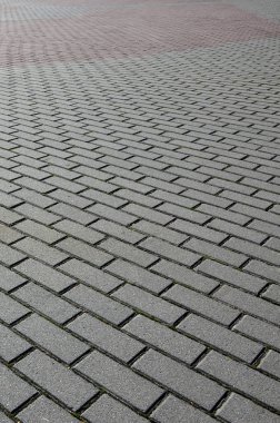 Gün ışığında bir kalite kaldırım taşı ile kaplı geniş bir alana