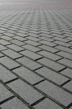 Gün ışığında bir kalite kaldırım taşı ile kaplı geniş bir alana