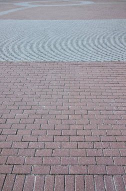 Gün ışığında bir kalite kaldırım taşı ile kaplı geniş bir alana