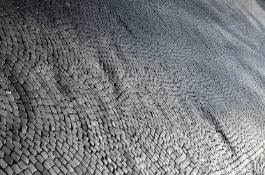 Gün ışığında bir kalite kaldırım taşı ile kaplı geniş bir alana