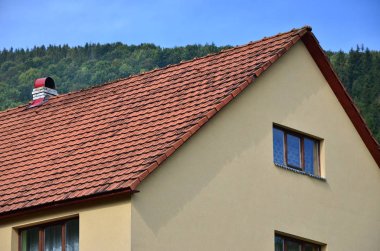 Bu kare seramik çatı kırmızıdır. Çatı kaplama 19. yüzyıl zengin evlerinde eski tip