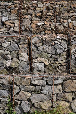 Birkaç Gabion fotoğraf. Kafes hücreleri küp formunun dağ taş su yağmur aracılığıyla izin ama yola düşen taş korumak çeşitli şekiller ile dolu