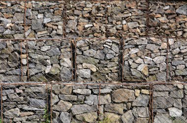 Birkaç Gabion fotoğraf. Kafes hücreleri küp formunun dağ taş su yağmur aracılığıyla izin ama yola düşen taş korumak çeşitli şekiller ile dolu