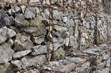 Birkaç Gabion fotoğraf. Kafes hücreleri küp formunun dağ taş su yağmur aracılığıyla izin ama yola düşen taş korumak çeşitli şekiller ile dolu
