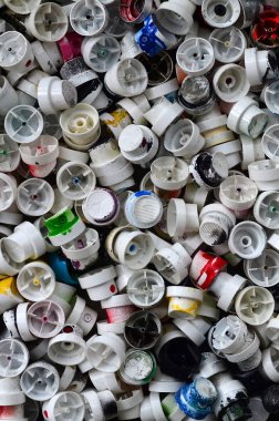 Bir desen çok kullanılan ve sprey boya ile sprey kutular başlıklarından kirli. Arka plan doku duvar grafiti çizim sokak sanatı