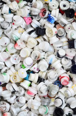 Bir desen çok kullanılan ve sprey boya ile sprey kutular başlıklarından kirli. Arka plan doku duvar grafiti çizim sokak sanatı