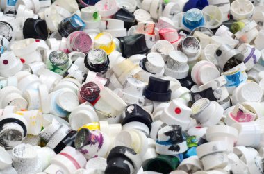 Bir desen çok kullanılan ve sprey boya ile sprey kutular başlıklarından kirli. Arka plan doku duvar grafiti çizim sokak sanatı