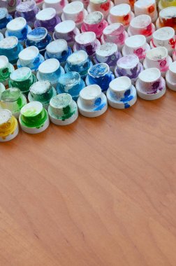 Bir çok farklı renklere bulaşmış grafiti çizim için bir boya püskürtme başlıklarından bir desen. Plastik kapaklar gökkuşağı rengi oluşturan birçok satır düzenlenir