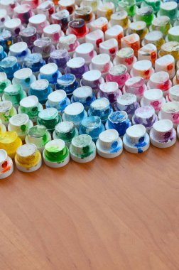 Bir çok farklı renklere bulaşmış grafiti çizim için bir boya püskürtme başlıklarından bir desen. Plastik kapaklar gökkuşağı rengi oluşturan birçok satır düzenlenir