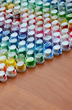 Bir çok farklı renklere bulaşmış grafiti çizim için bir boya püskürtme başlıklarından bir desen. Plastik kapaklar gökkuşağı rengi oluşturan birçok satır düzenlenir