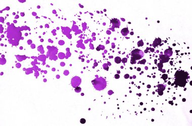 Sulu boya spot renkleri parlak mor boya zıt arka plan. Soyut resim beyaz kağıt üzerine suluboya boya ile boyanmış. Doğal sanat soyutlama