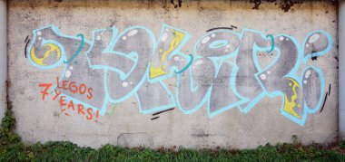 Üzerinde tasvir edilmiştir graffiti duvar dokusu. Bütün ve eksiksiz grafiti çizim tasarım 3d projeler için bir kaynak olarak görüntü